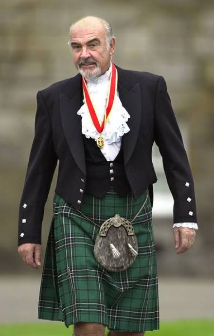Sean è di origine scozzese, nato a Edimburgo nel 1930, e avrebbe molto da insegnare su come si indossa il kilt. Nonostante i 70 anni, gloriosamente portati.