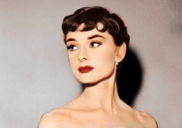anche Audrey Hepburn, sebbene avesse una bellezza completamente diversa da quella di Marilyn, negli anni Cinquanta adottava praticamente sempre lo stesso tipo di make up
