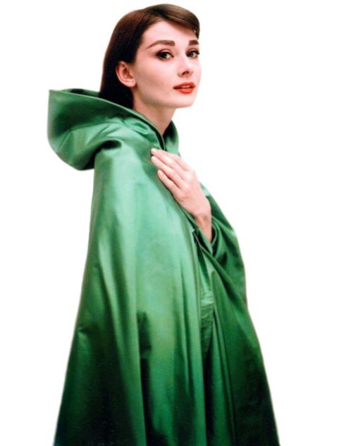 foto promozionale per il film. Audrey è avvolta nel mantello verde usato per lo scatto ambientato all'Opera.