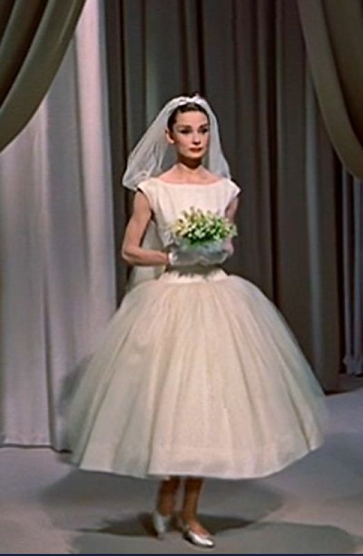 Infine Audrey-Jo ricompare con l'abito da sposa indossato per il precedente servizio fotografico.