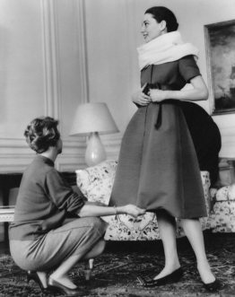 Audrey mentre prova un abito di Givenchy