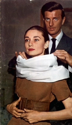 Audrey con lo stilista e amico Hubert de Givenchy mentre prova uno dei suoi abiti