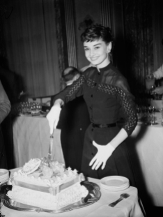 Audrey mentre taglia la torta.