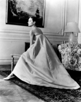 Audrey posa con un elegantissimo abito Givenchy