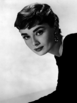 il look sbarazzino ma sofisticato di Audrey-Sabrina in una foto promozionale per il film