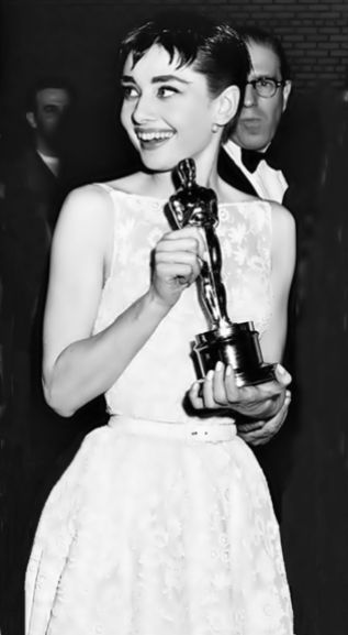quello vinto per Vacanze Romane fu l'unico Oscar di Audrey, che ottenne altre nomination ma non vinse mai più il premio. In compenso, se ci fosse un Oscar per il Miglior Look di chi vince un Oscar, io lo darei a lei!