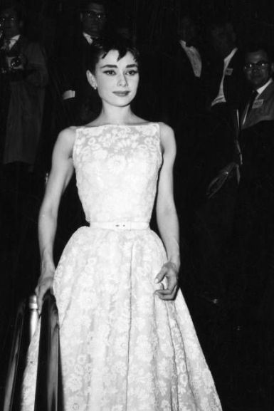 l'abito in pizzo floreale con cui ritirò l'Oscar era una creazione di Hubert de Givenchy, che poi divenne un suo intimo amico