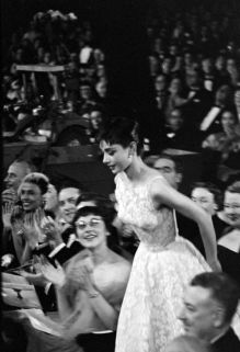 Audrey Hepburn si precipita a ritirare l'Oscar come Miglior Attrice per Vacanze Romane