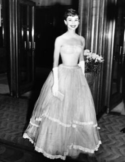 Audrey bellissima alla premiere di Vacanze Romane, con un'abito romanticissimo senza spalline, con gonna di tulle e portato con lunghi guanti bianchi
