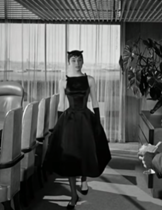 Audrey in una scena del film