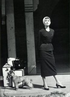 il primo abito di Givenchy a comparire nel film: un completo di lana grigio che marca la trasformazione di Audrey da ragazzina acerba a sofisticata donna di classe in grado di arretire uomini facoltosi