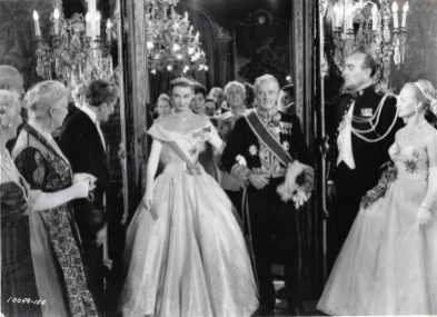 in questa scena la principessa Anna indossa un abito sontuoso e ampio