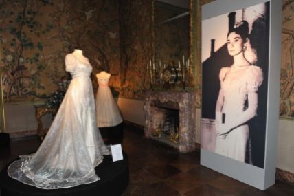 L'abito è stato esposto recentemente in una mostra dedicata alla stilista Gattinoni al Museo Boncompagni Ludovisi di Roma.