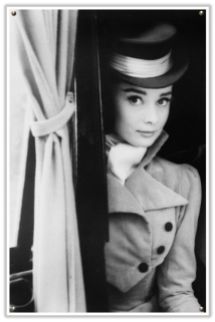 Nel film, Audrey interpreta in ruolo di Nataša Rostova. L'occasione di un film in costume era perfetta per Audrey, per cui Maria de Matteis curò un favoloso guardaroba, che le valse la nomination all'Oscar