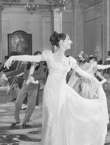 l'abito è protagonista nella scena del ballo in cui Nataša danza con il principe Andrej, interpretato da Mel Ferrer