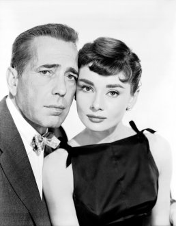 con Humphrey Bogart in una foto promozionale per il film. L'abito di Audrey è arricchito da due fiocchetti sulle spalle
