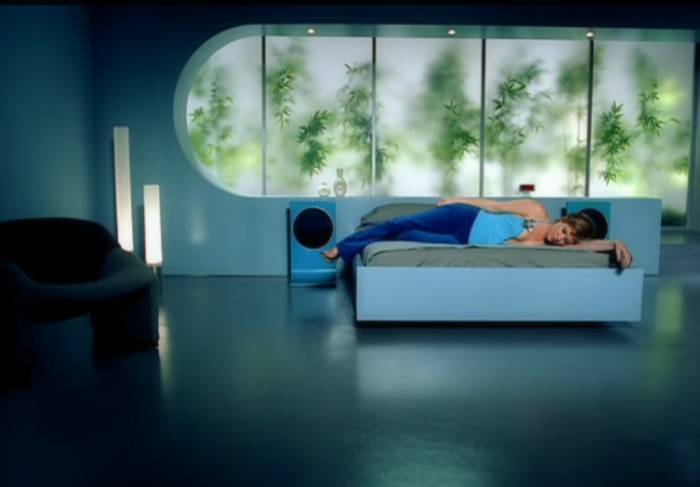 all'inizio del video del suo primo singolo, Dido appare su un set, vestita con pantaloni blu, una canotta azzurra molto scollata, con un'applicazione floreale su una spallina, e un trucco molto marcato, verde chiaro, sugli occhi
