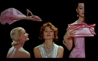 in questa scena musicale molto divertente, giocata tutta sul tema del rosa, Audrey non compare, ma vediamo una sequela di abiti e accessori estremamente glamour e sofisticati