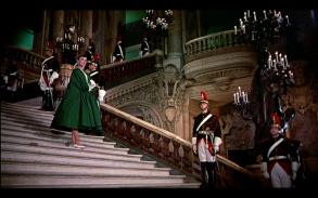 il quarto scatto è ambientato all'Opera: Jo deve percorrere di corsa una monumentale scalinata