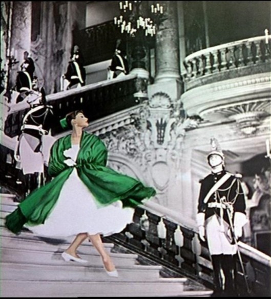 molto bello l'abito da ballo bianco che Jo indossa per lo scatto ambientato all'Opera, ma purtroppo si intravede soltanto, nascosto sotto ad un'ampio mantello verde