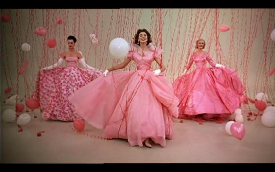 altri stupendi vestiti rosa nella stessa scena del film