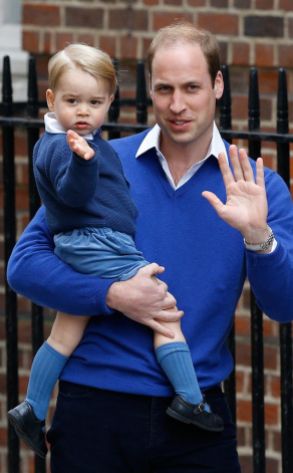 il blu dev'essere decisamente un colore che piace ai Duchi di Cambridge. Quì siamo fuori dall'ospedale mentre William porta George a conoscere la sorellina appena nata.