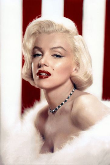 Marilyn è la diva per eccellenza. La sua immagine si identifica completamente con questo tipo di look, tanto che e' difficile trovare una sua immagine in cui indossi un make up diverso. Lo aveva già capito Andy Warhol, che per primo ne colse il valore di icona.