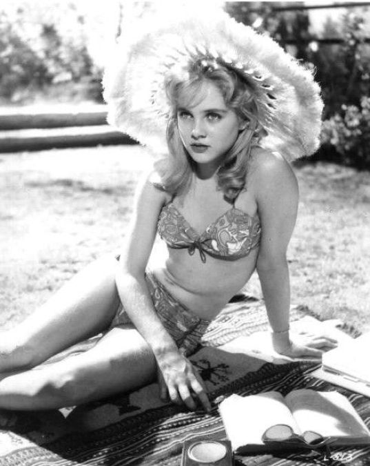 se entriamo negli anni Sessanta, uno dei costumi più iconici del decennio è decisamente quello indossato da Sue Lyon nel film Lolita
