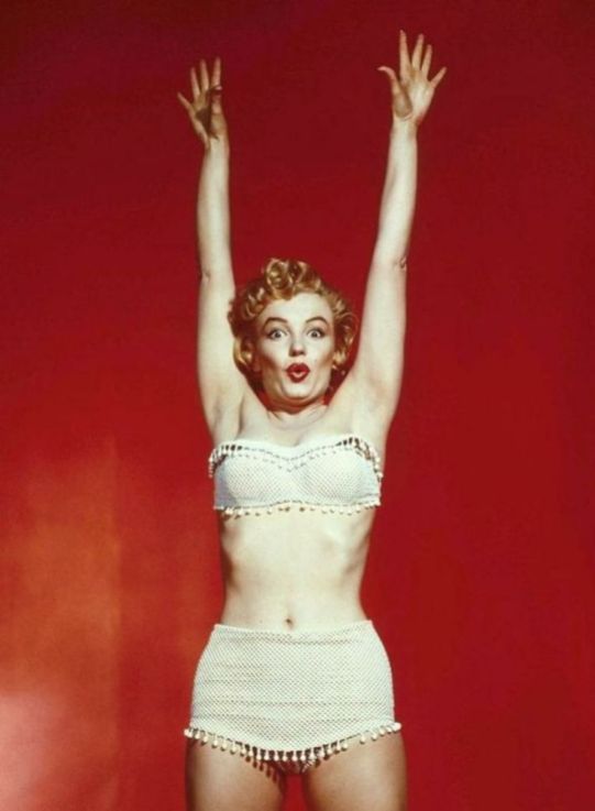l'immagine iconica di Marilyn è legata anche alla sua figura da pin up in bikini