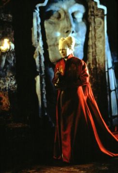 Altro film straordinario, quello diretto da Francis Ford Coppola, ricco di costumi e make up straordinari. Iconico Gary Oldman nel ruolo del vecchio conte Dracula.