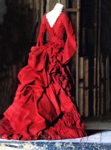 L'abito, rosso sangue come quello di Dracula vecchio, indossato da Winona Ryder