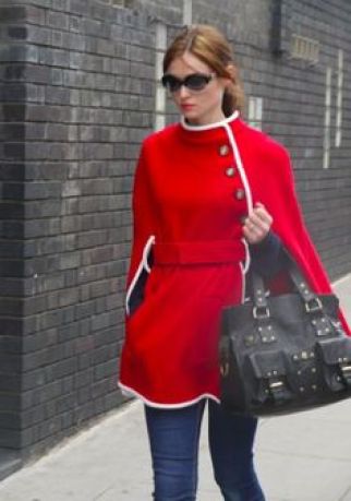 Anche quì mi sembra che l'ispirazione derivi dagli anni Sessanta, con questo cappottino rosso dalle linee basiche