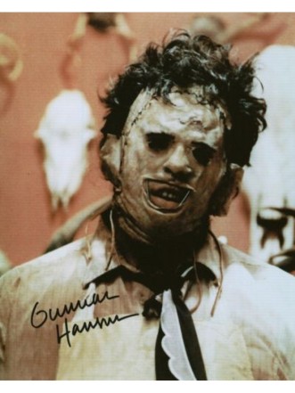 Gunnar Hansen interpreta Leatherface in questo disturbante film di Tobe Hooper.