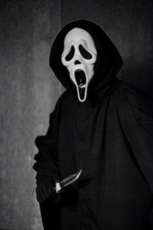 mantello nero e maschera dai tratti grottescamente deformati, Ghosthface, il serial killer del film di Wes Craven, è diventato talmente iconico che nella notte di Halloween ne vedrete passare parecchi.