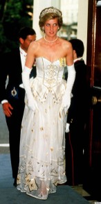Luglio 1986, Diana arriva all'ambasciata tedesca a Londra per una cena con il presidente della Germania. L'abito è degli Emanuels, creatori del suo opulento vestito nuziale.