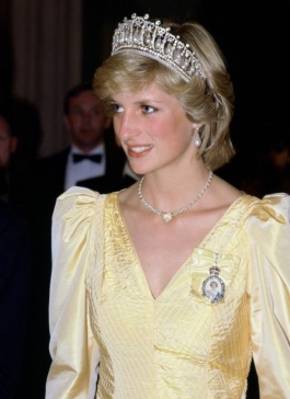 Diana negli anni Ottanta. Quì indossa la Lover's Knot Tuara e un abito giallo molto principesco, con maniche a sbuffo e pizzi.