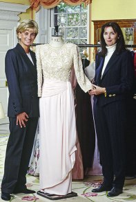 Diana con la stilista Catherine Walker