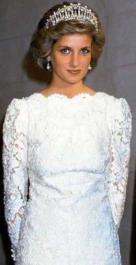 10 novembre 1985, Washington D.C. Questo è il look di Diana che preferisco, abito bianco in pizzo veramente regale e Lover0s Knot Tiara.