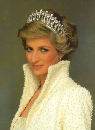 1990, ritratto ufficiale con la Lover's Knot Tiara e l'iconico Pearl Dress di Catherine Walker