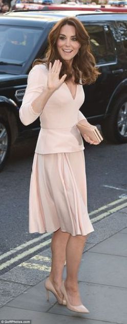 4 maggio 2016. Kate ha reindossato un abito rosa pallido di Alexander McQueen del 2014. Scarpe e clutch L.K. Bennett e inoltre il look era arricchito da collana e orecchini di diamanti Monica Vinader.