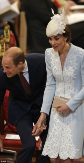 10 giugno 2016. Il cappottino azzurro pallido, con ricami bianchi, è firmato Catherine Walker, la stilista preferita di Lady Diana.