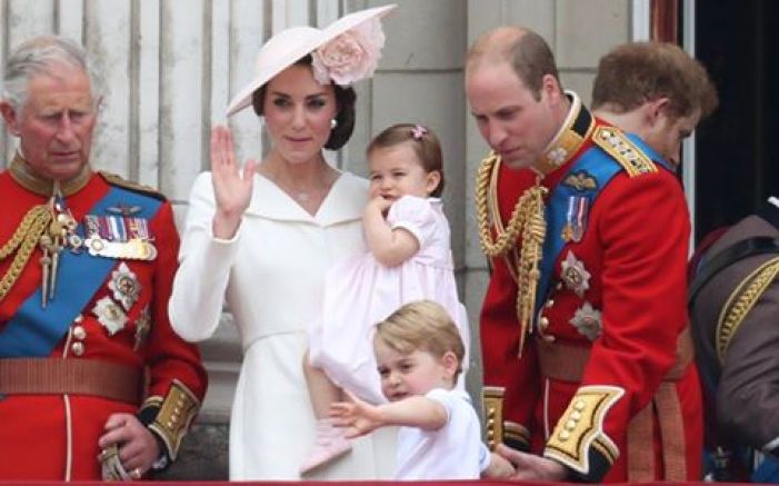 11 giugno 2016, Trooping the Colour. In quest'occasione, la principessa Charlotte ha fatto la sua prima comparsa sul balcone di Buckingham Palace