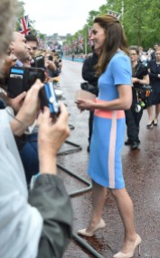 12 giugno 2016. Continuano i festeggiamenti per i 90 anni della Regina Elisabetta con una parata per le strade. Kate ha scelto un look elegante ma dalle linee contemporanee.