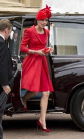 13 giugno 2016. Order of the Garter. Kate ha riproposto un look Katherine Walker del 2011, completamente in rosso. Pumps rosso borgogna di Gianvito Rossi.