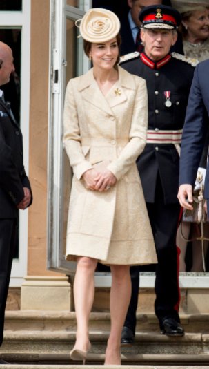 15 giugno 2016. La cosa sorprendente di questo outfit è che Kate ha riciclato un cappotto DAY in broccato color champagne di ben 10 anni fa.