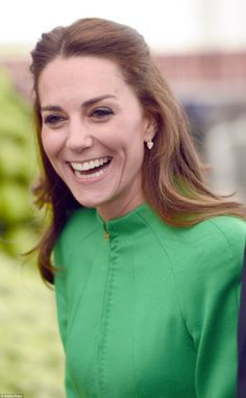 23 maggio 2016. Kate ha partecipato con William al Chelsea Flower Show, e ha scelto molto appropriatamente un cappottino verde brillante di Catherine Walker.