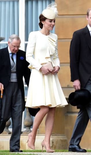 24 maggio 2016. Garden Party a Buckingham Palace. Kate ha indossato per la seconda volta l'outfit del Battesimo del principe George, uno dei suoi Migliori Look assoluti.