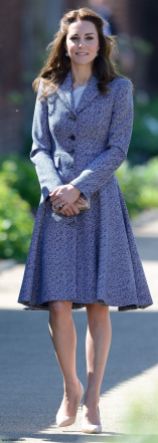 4 maggio 2016, apertura del Magic Garden. Kate ha indossato interamente abiti già usati, per un look sui toni del grigio. Quì vediamo il cappotto di Michael Kors, indossato in Australia nel 2014.