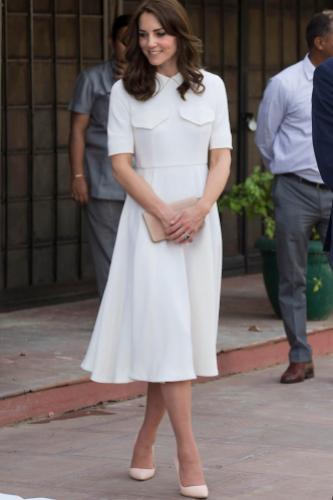 Giorno 2. Per la mattinata del secondo giorno, Kate ha indossato un abito bon ton color crema Emilia Wickstead, che aveva già usato precedentemente.