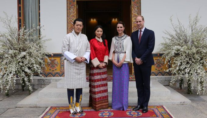 Molto particolare invece questo outfit, in cui Kate ha indossato una gonna tradizionale del Buthan, con una mantellina Paul & Joe.